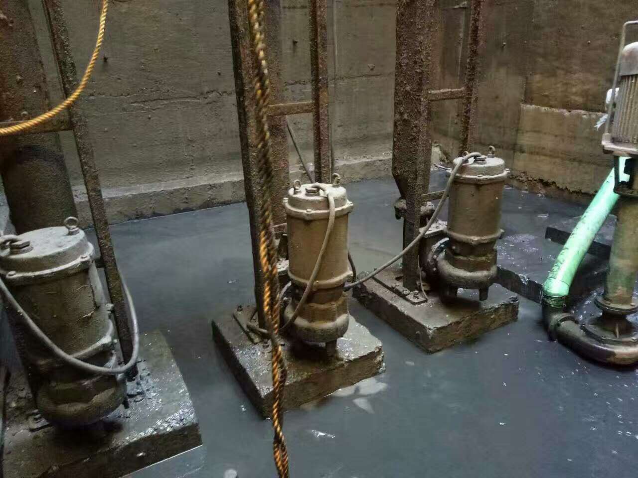 岭口镇污水池清理