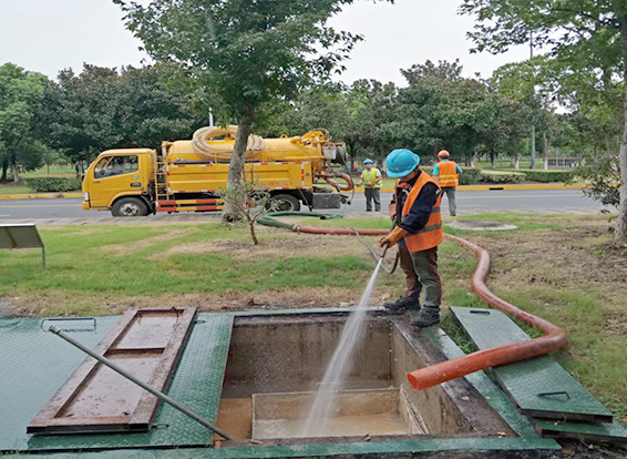 岭口镇化油池清理