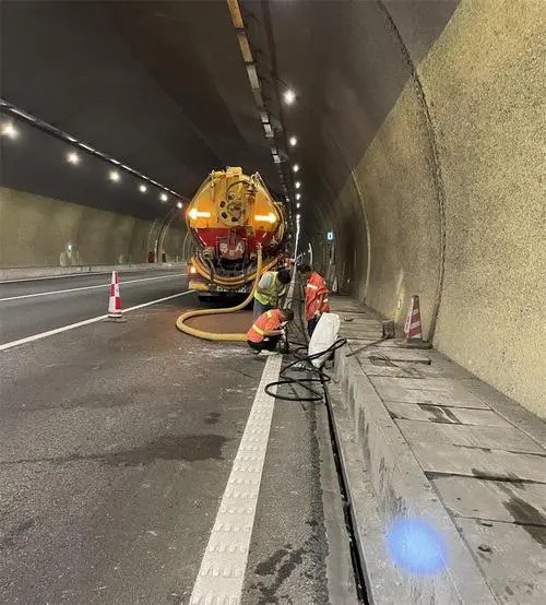 岭口镇隧道排水渠清淤